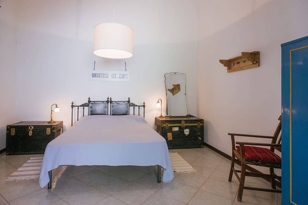 Il Palmento Di Salina, maison privée typique de style éolien, terrasse et jardin avec vue sur mer in Malfa, Salina