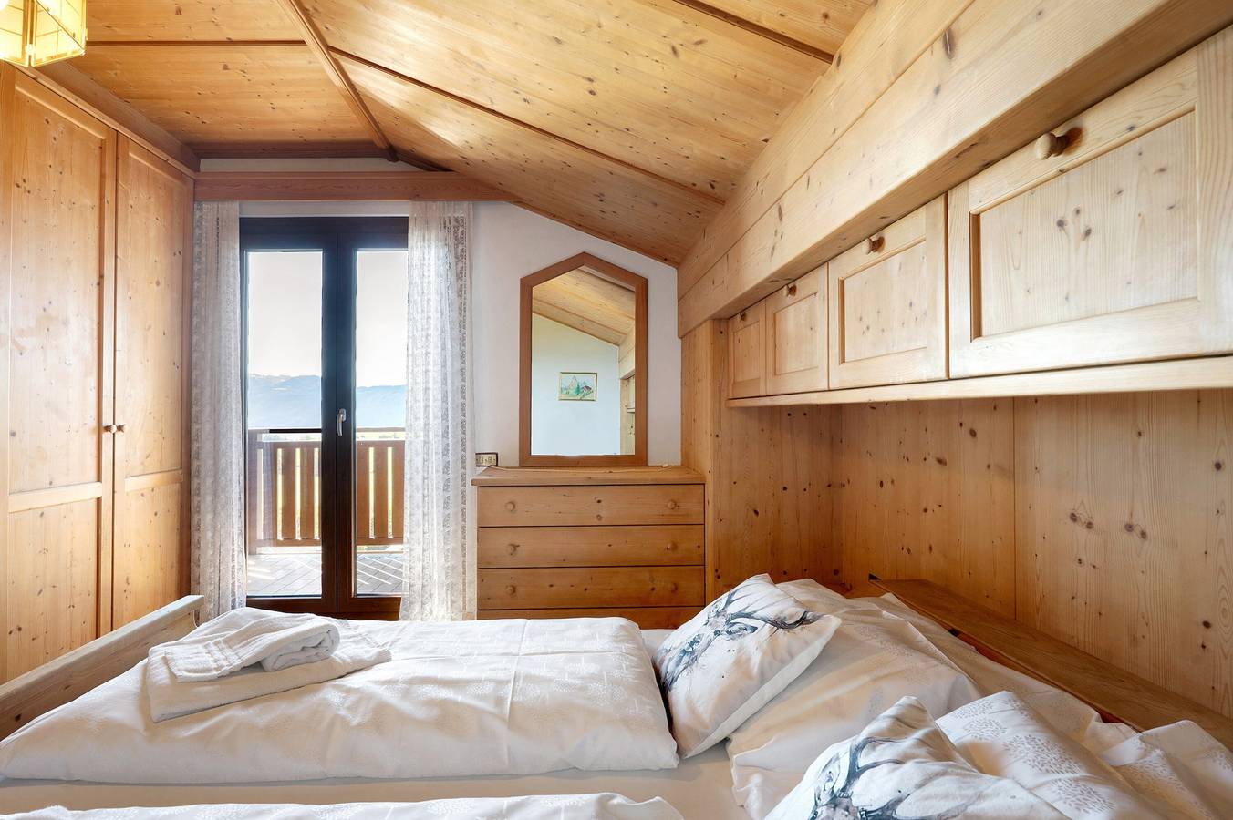 Appartamento intero, Appartamento 'Holzsuite' con Vista Montagna, Balcone e Wi-Fi in Fondo, Borgo d'Anaunia