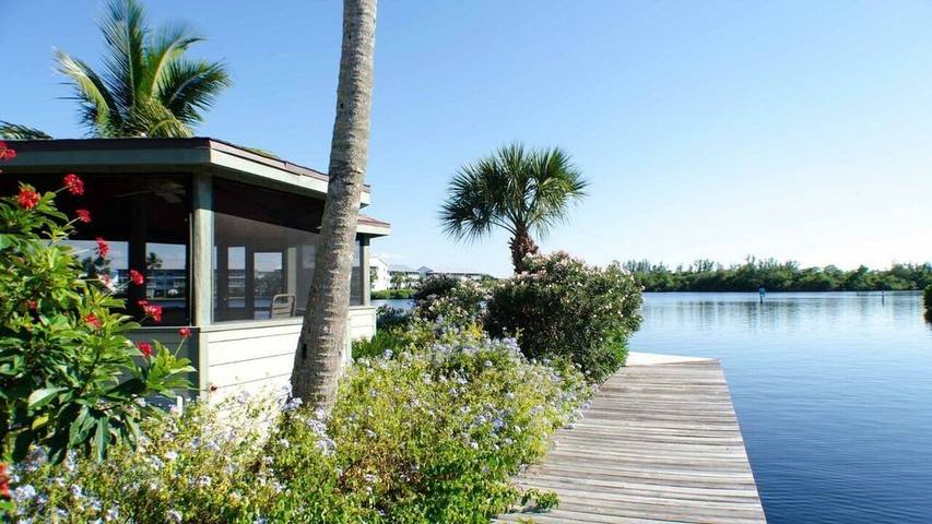 Vacation rental for 6 people, with yard and pool as well as balcony in Pine Island