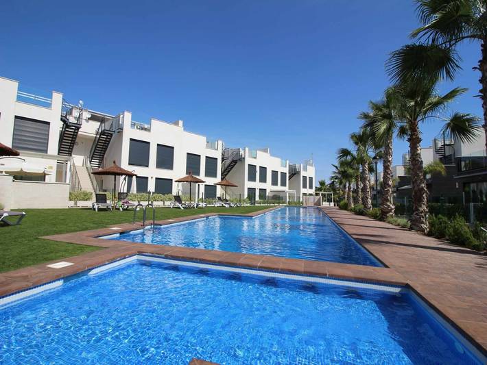 Location de vacances pour 6 personnes, avec piscine et bassin pour enfant ainsi que terrasse et jardin, adapté aux familles dans Punta Prima (Alicante)