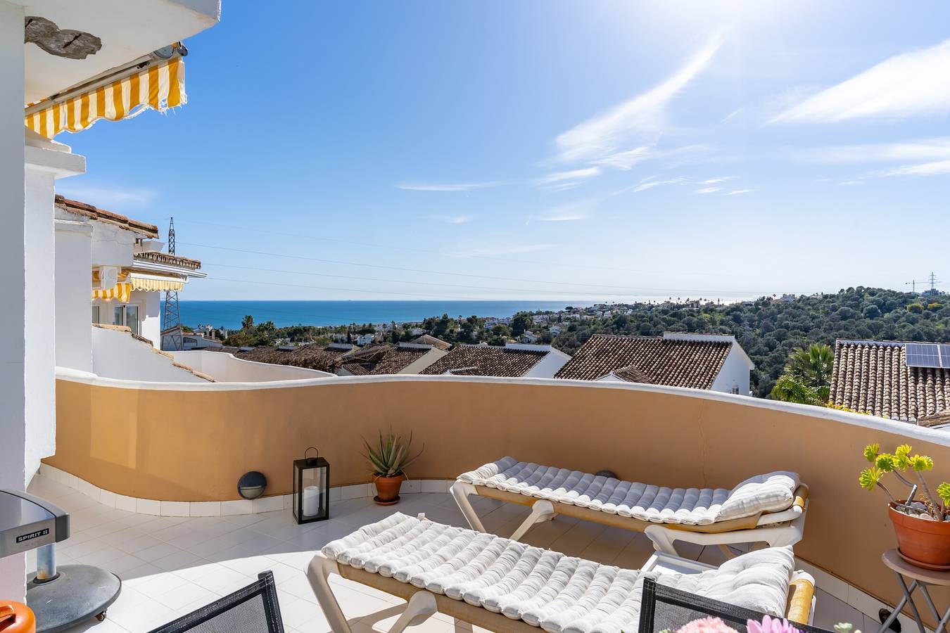 Entire apartment, Apartment with Sea and Mountain Views in Calahonda, Mijas in Sitio de Calahonda, Mijas