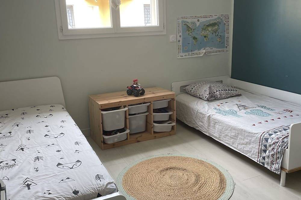 Maison familiale  4 chambres avec jardin, piscine et dépendance in Béziers, Côte d'Améthyste