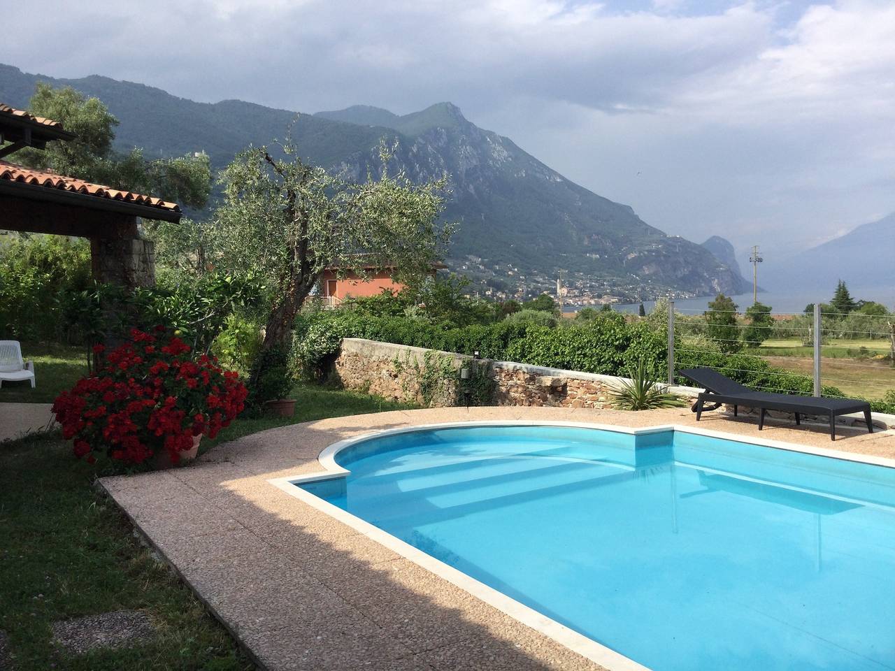 Villa Corneghe con vista sul lago, piscina, giardino e terrazza in Toscolano-Maderno, Prealpi Gardesane