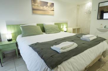 Gîte pour 6 personnes, avec terrasse ainsi que piscine et jardin à Cezais