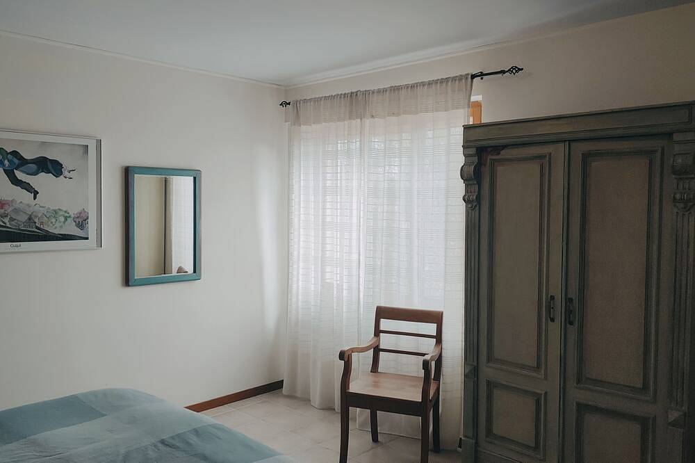 Landhaus von grünen Palmen Oleander,Olivenbäume und Weinbergen umgeben in Monsampolo del Tronto, Ascoli Piceno Provinz