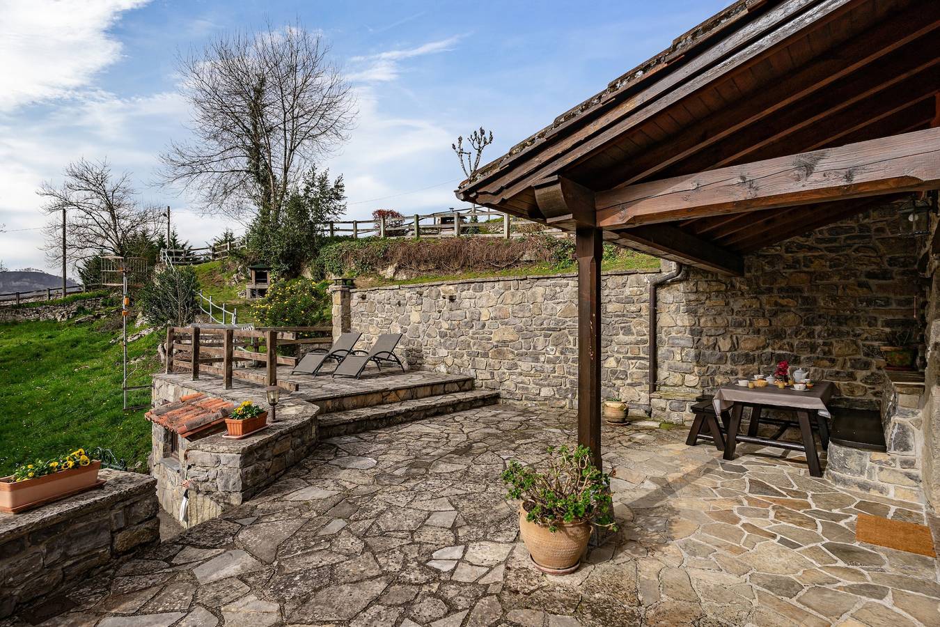 Apartment 'Acebu' mit Bergblick, privater Terrasse und Wlan in Cangas de Onís, Provincia de Asturias