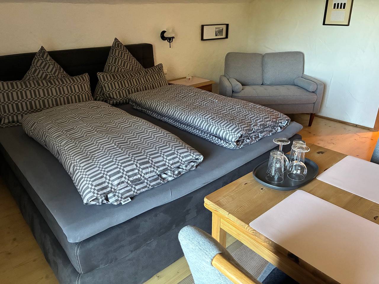 Haus Chiemseeblick - Zimmer Kampenwand - Doppelzimmer mit Dusche/Wc und Balkon in Grabenstätt, Chiemsee