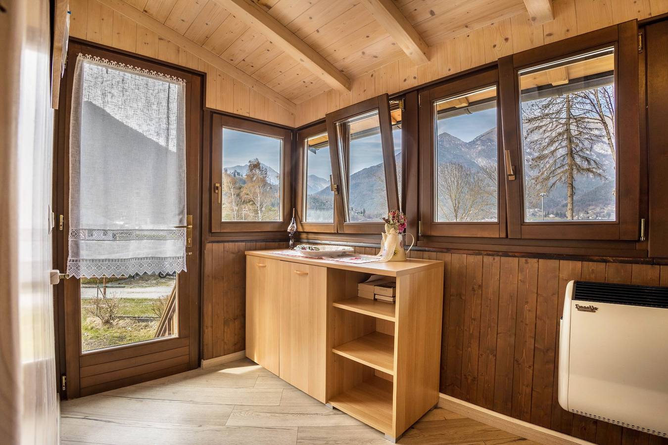 Vakantiehuis "Camilla" met uitzicht op het meer, tuin & Wi-Fi, foto 7