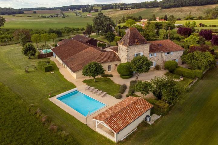 Location de vacances pour 8 personnes, avec Terrasse et Jardin ainsi que Piscine et Vue à Trentels