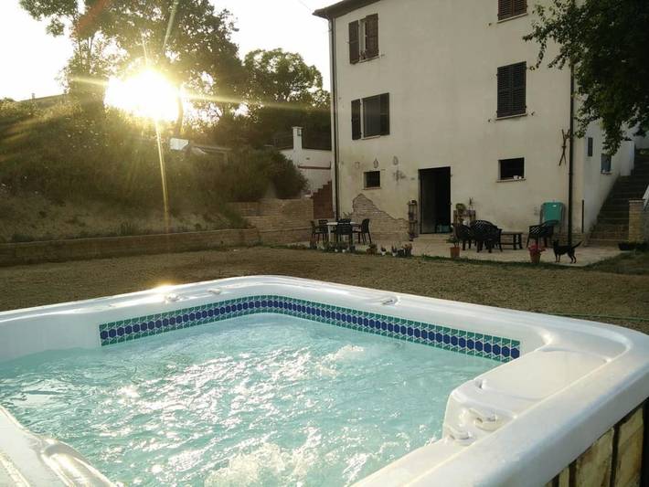 Location de vacances pour 6 personnes, avec Balcon et Jacuzzi ainsi que Terrasse et Jardin à Notaresco