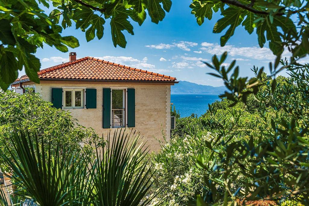 Villa voor 6 personen met balkon/terras in Omišalj, Krk