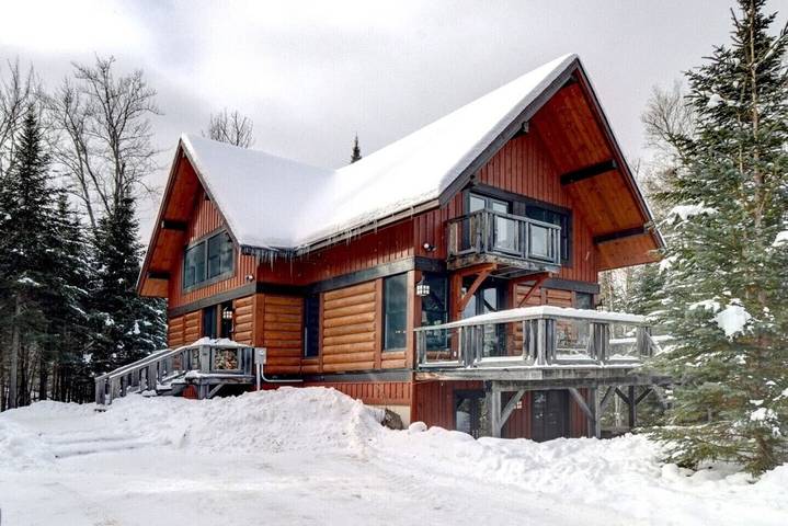 Chalet for 16 people, with hot tub and balcony as well as pool in Lac-Supérieur