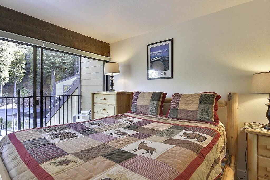 Ganze Wohnung, Ruhige Sommerwohnung weniger als eine Meile von der Basis des Alpine Meadows Resort. Nur 10 Minuten nach Tahoe City. Perfekte Lage für alle Tahoe Summer-Aktivitäten! in Alpine Meadows, Placer County