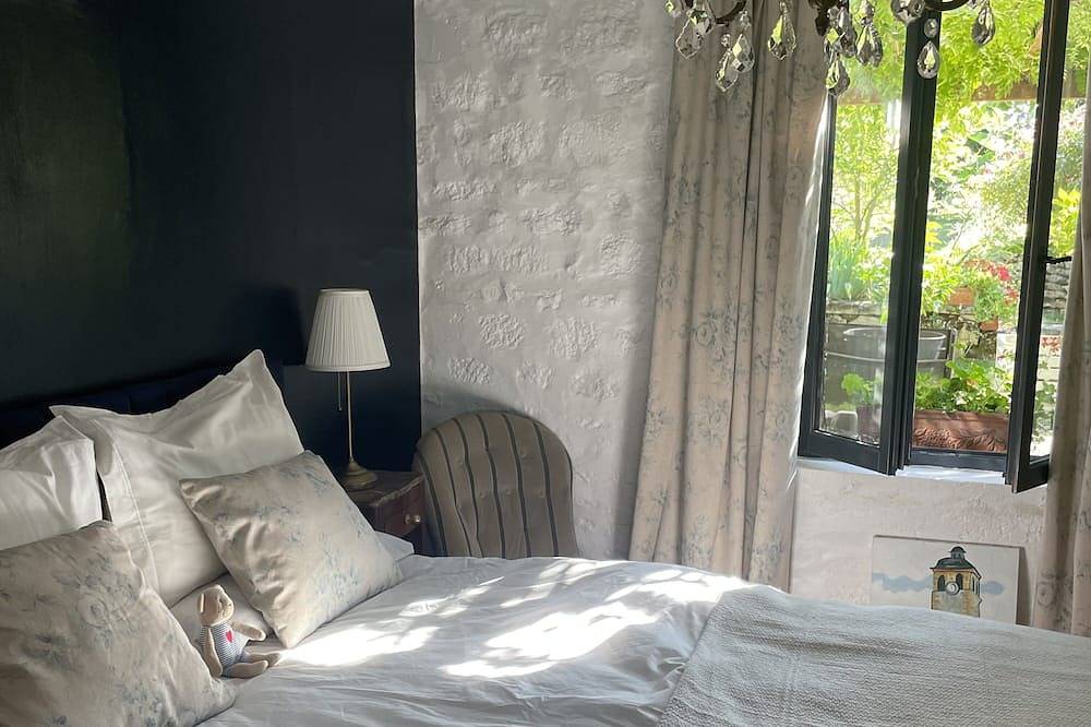 Laid Back Luxury in a Stunning Village, Walking Distance to Restaurants in Port-d'Envaux, Région de Saintes