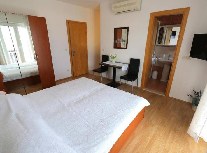 Vacation rental for 2 people, with balcony on Hvar