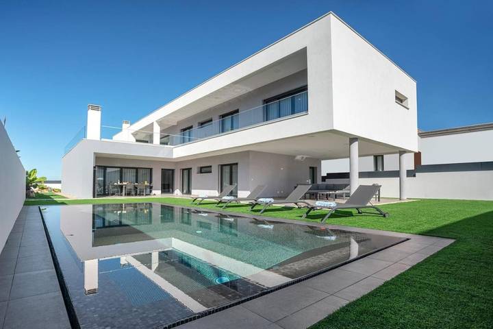 Villa para 10 pessoas, com piscina e jardim e ainda jacuzzi em Alvor