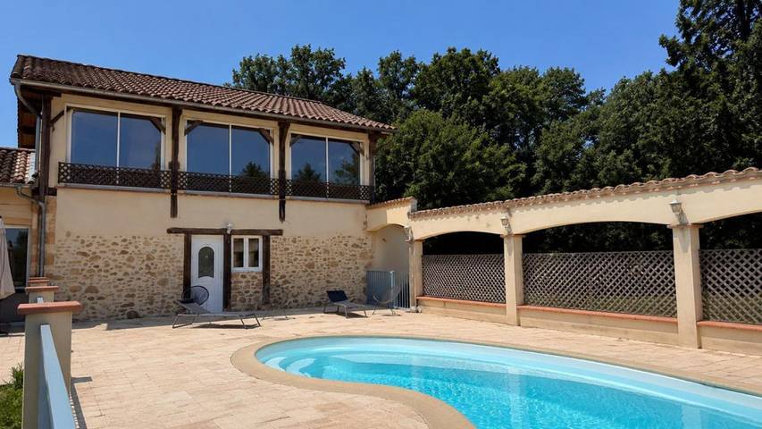 Gîte pour 4 personnes, avec Terrasse et Jardin ainsi que Piscine et Vue dans Loubersan