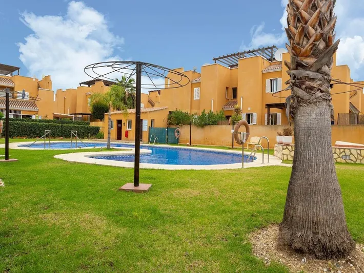 Ferienhaus für 6 Personen, mit Terrasse und Garten sowie Pool - 1