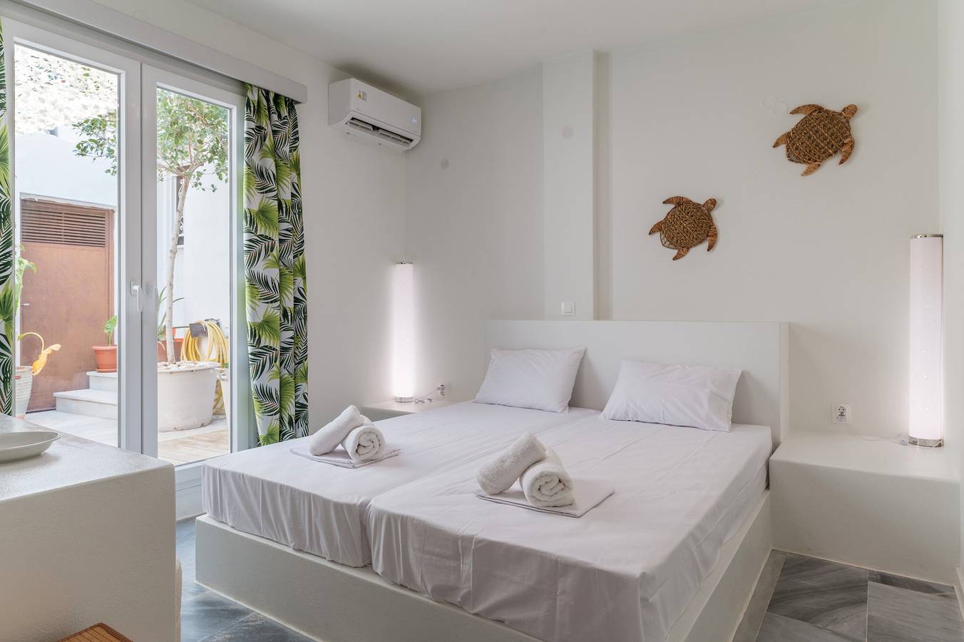 Studio 'A Tinian Room 3' mit gemeinsamer Terrasse, gemeinsamem Garten und Klimaanlage in Tínos