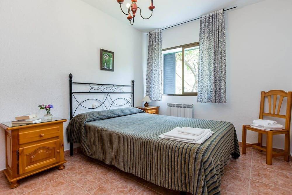 Entire apartment, Self catering Amatalasviñas for 5 people in Piedralaves, Ávila Region