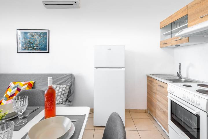 Hel lägenhet, Apartment 'Sea  Ixia Ialisos' with Private Garden, Wi-Fi and Air Conditioning in Triánta, Rhodos