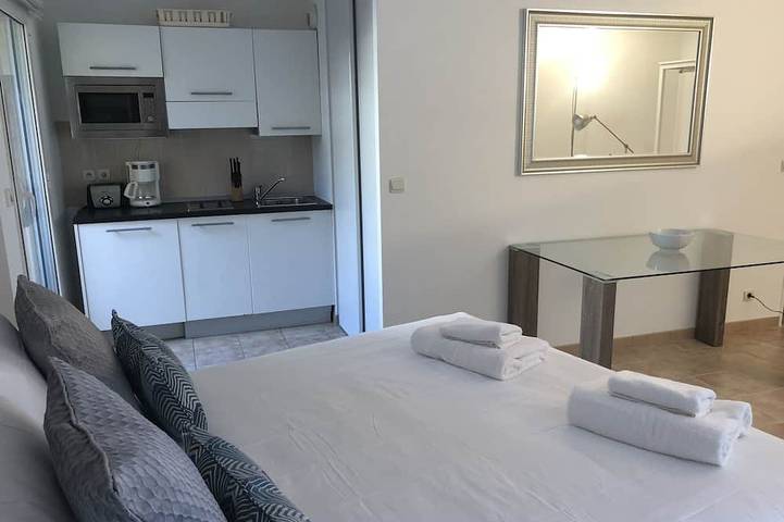 Ganze Wohnung, Leuchtendes Studio mit Blick auf die Straße, exzellente Lage, Parkplatz optional in Beausoleil, Mittelmeerküste (Frankreich)