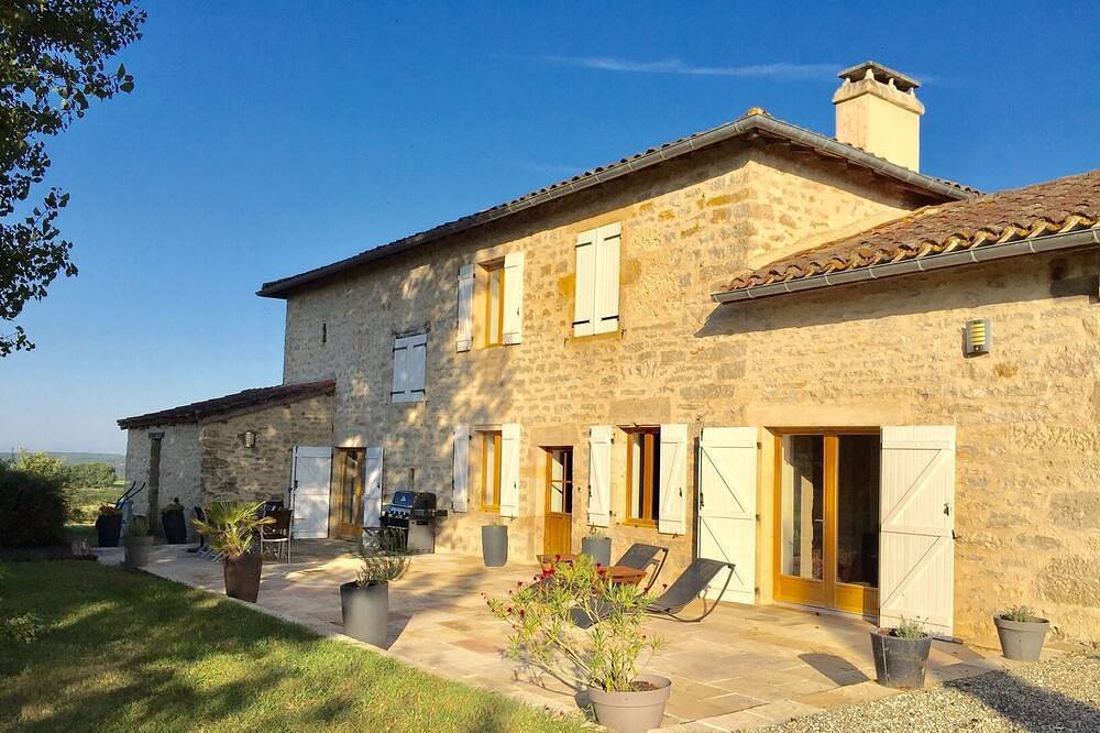 Lumineux, spacieux et accueillant maison de vacances avec des vues fantastiques in Caylus, Tarn-et-Garonne