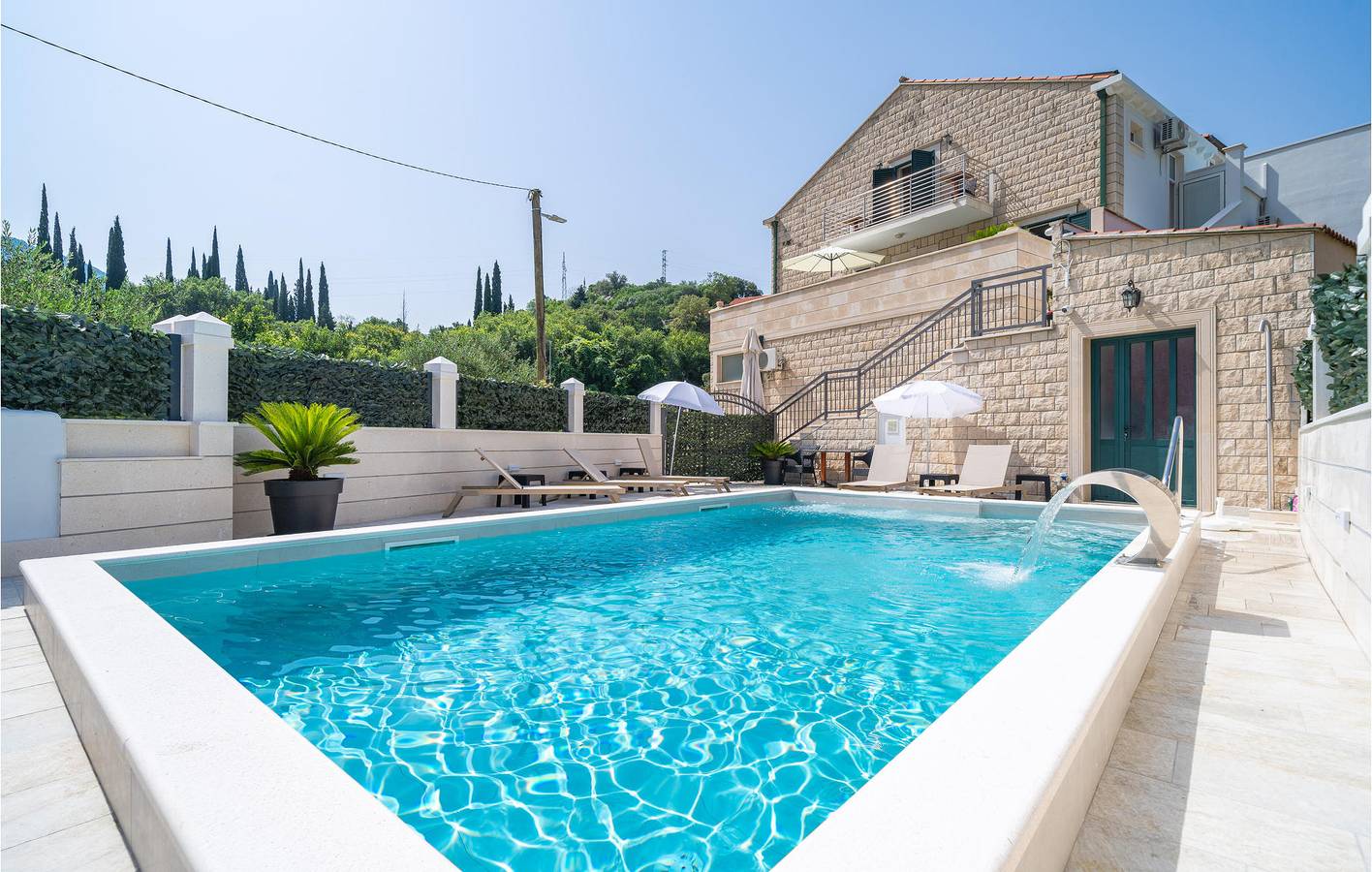 Entire holiday apartment, Modern 2-Bed Apartment with Pool, Near Coast & City Center in Komolac, Grad Dubrovnik