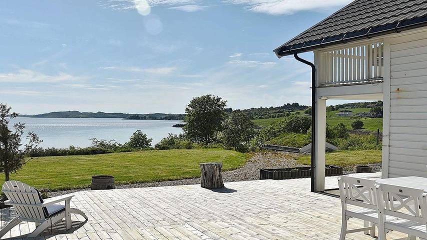 Ferienhaus für 11 Personen, mit Sauna und Terrasse sowie Whirlpool in Fræna