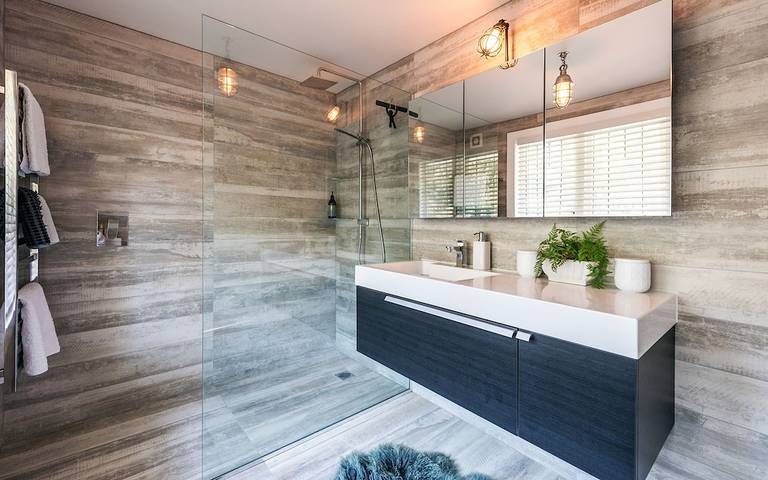 Beach rental for 10 people, with yard and hot tub as well as balcony in New Zealand