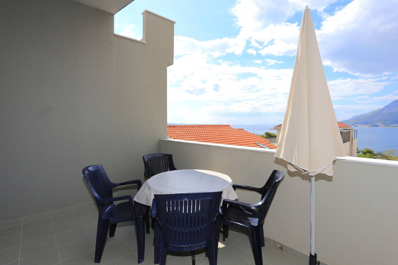 Ganze Wohnung, 1-Zimmer-Ferienwohnung mit Terrasse und Meerblick Nemira, Omis A-17039-c in Omiš (Kroatische Adria), Omis