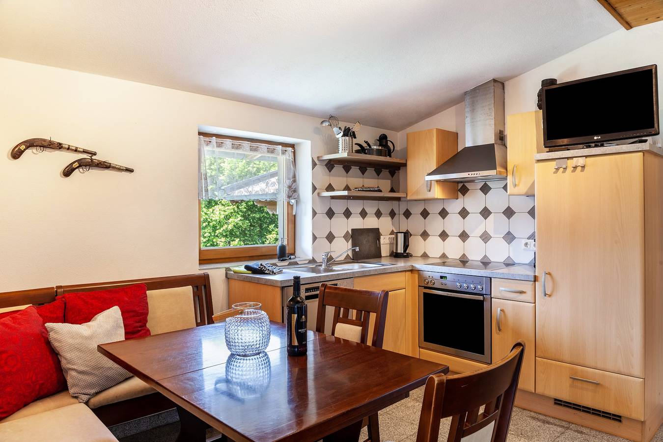 Geheel appartement, Vakantie Appartement "Haus Auner Top 4" met Privésauna, Uitzicht op de Bergen & Wi-Fi in Westendorf (Tirol), Kaisergebirge