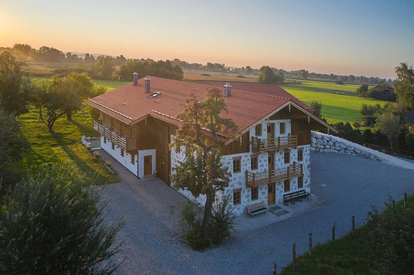 Ganze Wohnung, Loft-Apartment am Chiemsee mit Panoramafenster in Übersee, Chiemsee