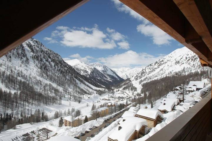 Appart’hôtel pour 10 personnes, avec terrasse ainsi que vue et piscine, animaux acceptés