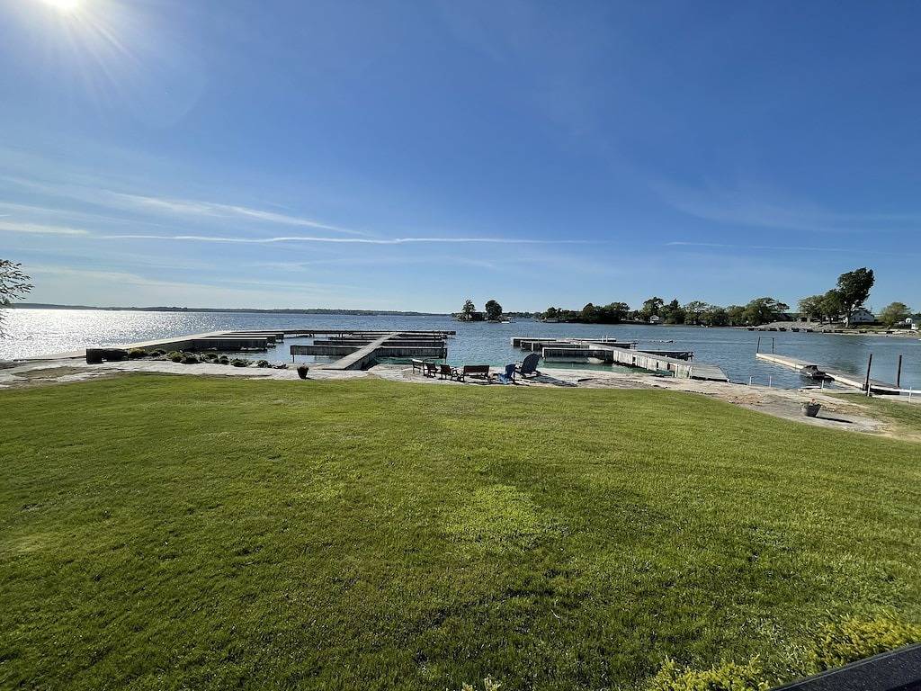 Waterfront - Erstaunliche Ansicht des Flusses und Dampfschiffe mit Dock. in Jefferson County (NY)