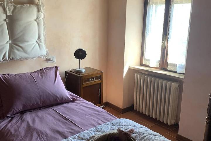 Tipico casolare in pietra con grande giardino e parcheggio privato in Passignano sul Trasimeno, Lago Trasimeno