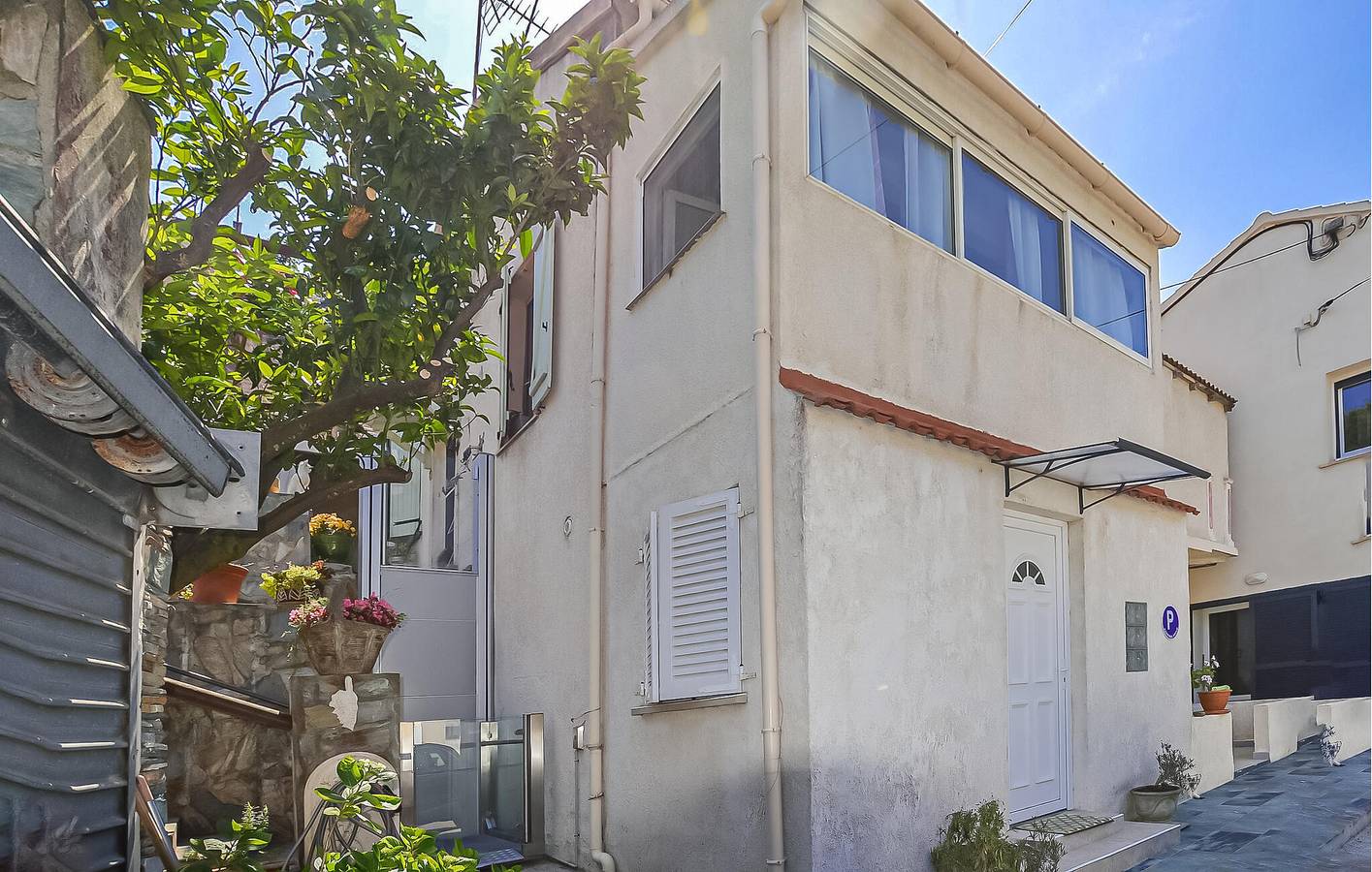 Appartement de vacances entier, Appartement confortable au rez-de-chaussée avec terrasse, près de la plage de la Crique de l'Arinella in Bastia, Cap Corse