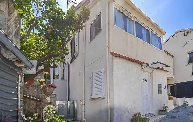 Appartement de vacances entier, Appartement confortable au rez-de-chaussée avec terrasse, près de la plage de la Crique de l'Arinella in Bastia, Cap Corse