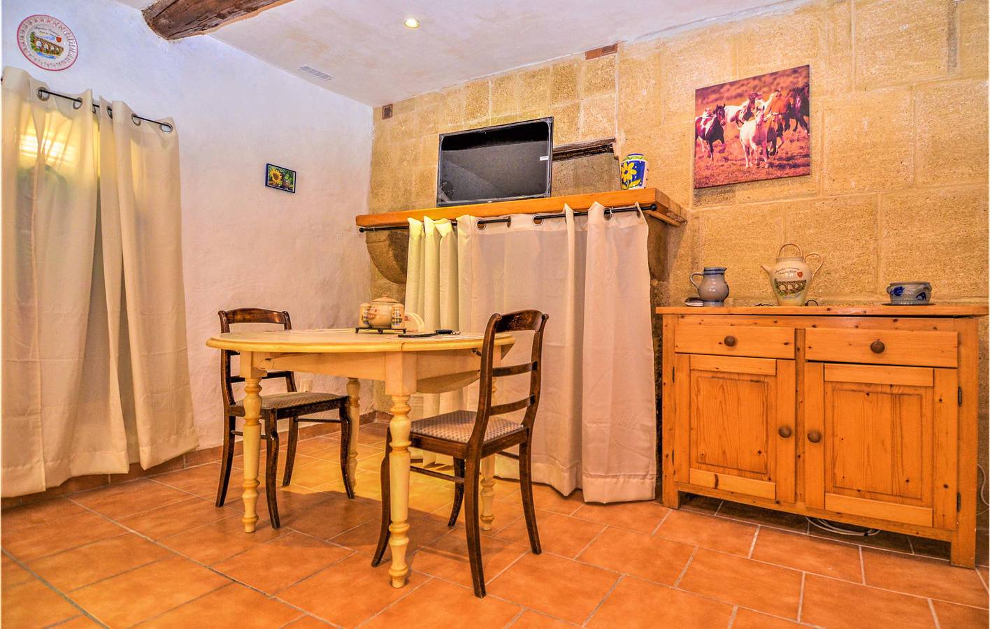Appartement de vacances entier, Appartement confortable à 2 km de la plage avec AC, TV et Internet in Remoulins, Région de Nîmes