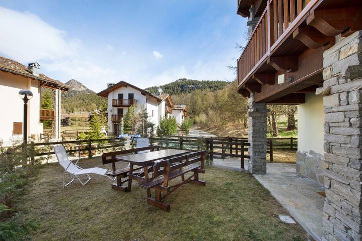 Casa de vacaciones 'Gioiello Col De Joux' con vistas a la montaña, jardín privado y Wi-Fi in Les Pleiades, Comune di Saint-Vincent