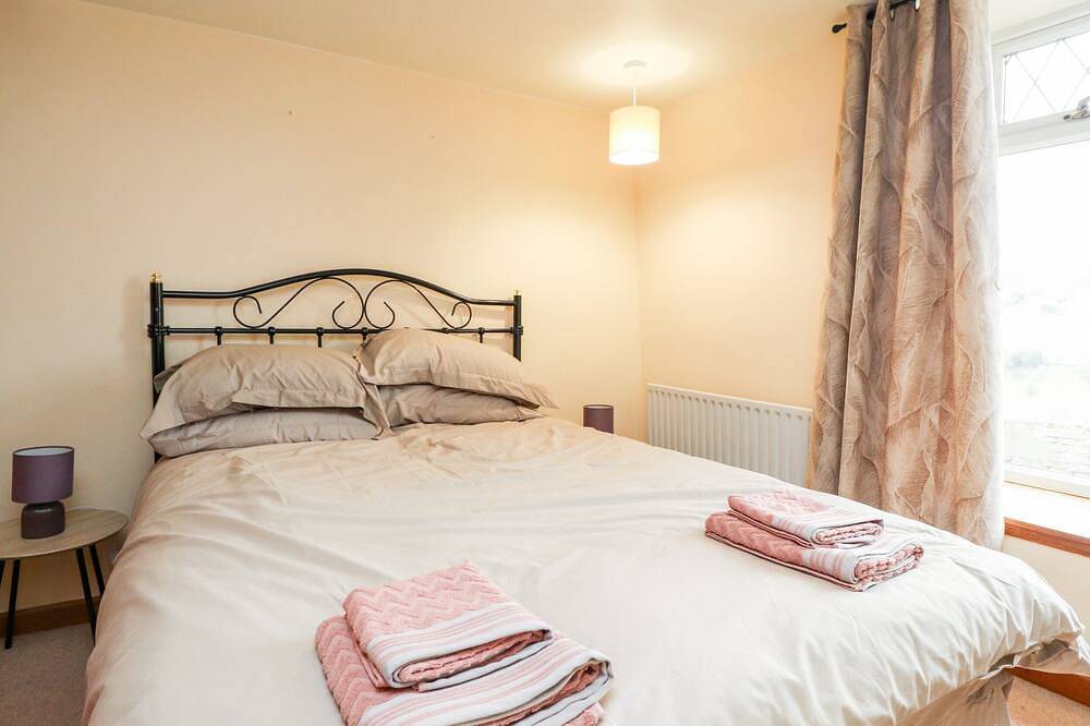 Rivendell, pet friendly, character holiday cottage in Holmfirth in Holmfirth, West Yorkshire