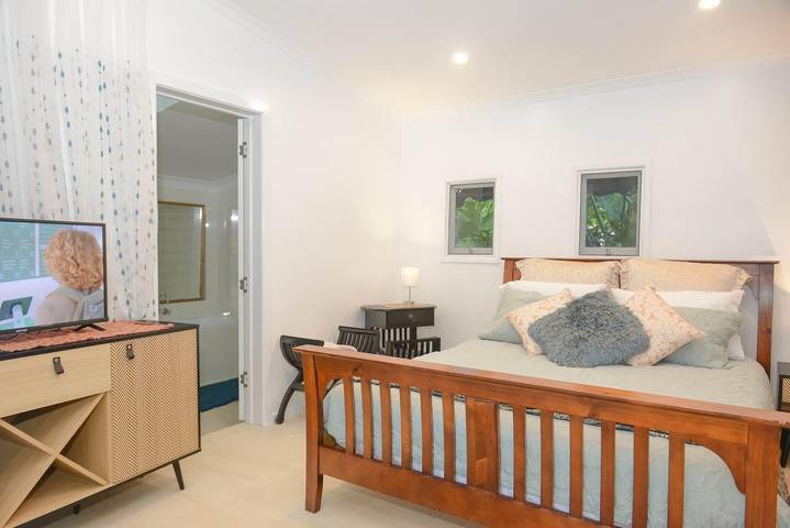 Cottage for 4 people, with balcony and lake view as well as garden, child-friendly in Sunshine Coast