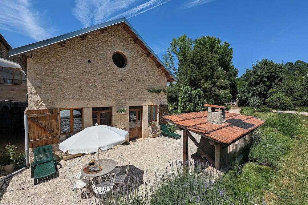 Charming 2-Bed Gîte with Pool on 3-Hectare Farm with Pets in Haute-Marne