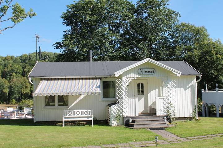 Vakantiepark voor 7 personen, with Whirlpool and Terras as well as Tuin and Uitzicht op het meer in Zuid-Zweden