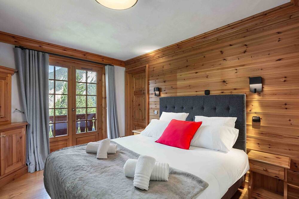 Charming Savoyard chalet, sleeps 12, sauna, piste access, Moriond in Courchevel 1650 (Moriond), Saint-Bon-Tarentaise
