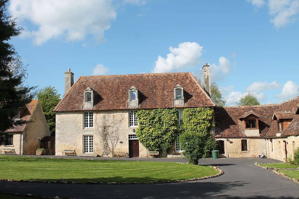Grande maison de maître à louer en Normandie à deux pas de la Suisse Normande ! in Sainte-Thérèse-en-Pays-de-Falaise, Région de Caen