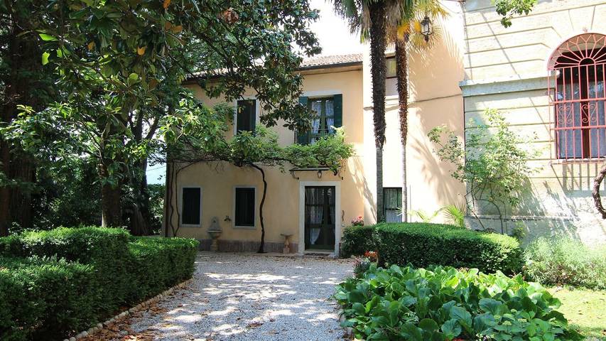Castello per 8 persone, con terrazza e giardino, con animali domestici in Italia