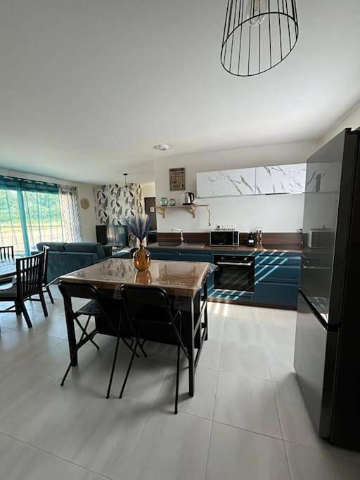 Location de vacances pour 8 personnes, avec Terrasse ainsi que Vue et Vue sur le lac à Gy-en-Sologne