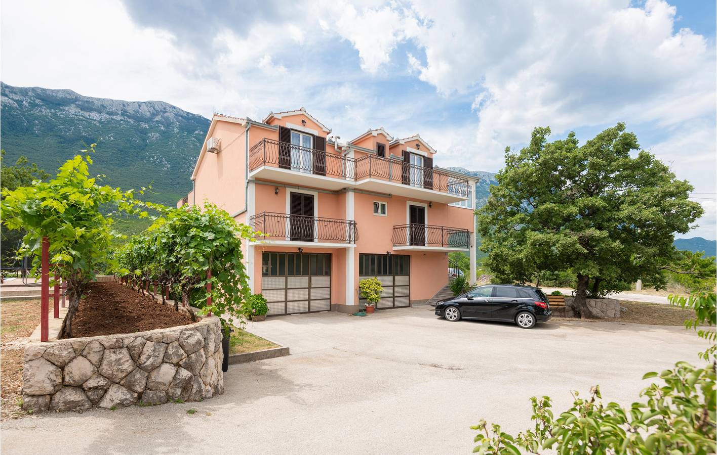Charmantes 307 m² großes Apartment mit Pool, Terrasse und WLAN in Makarska Riviera