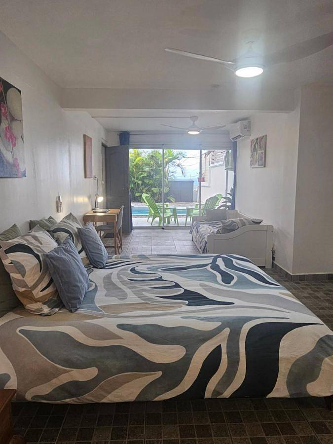 Location de vacances pour 3 personnes, avec piscine et jardin à Sainte-Suzanne - 4